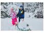 Deux enfants jouent dans la neige avec des pantalons de neige pour tout-petits LUPILU®.