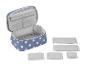 Une trousse de toilette à pois bleus et quatre coussinets pour écouteurs.