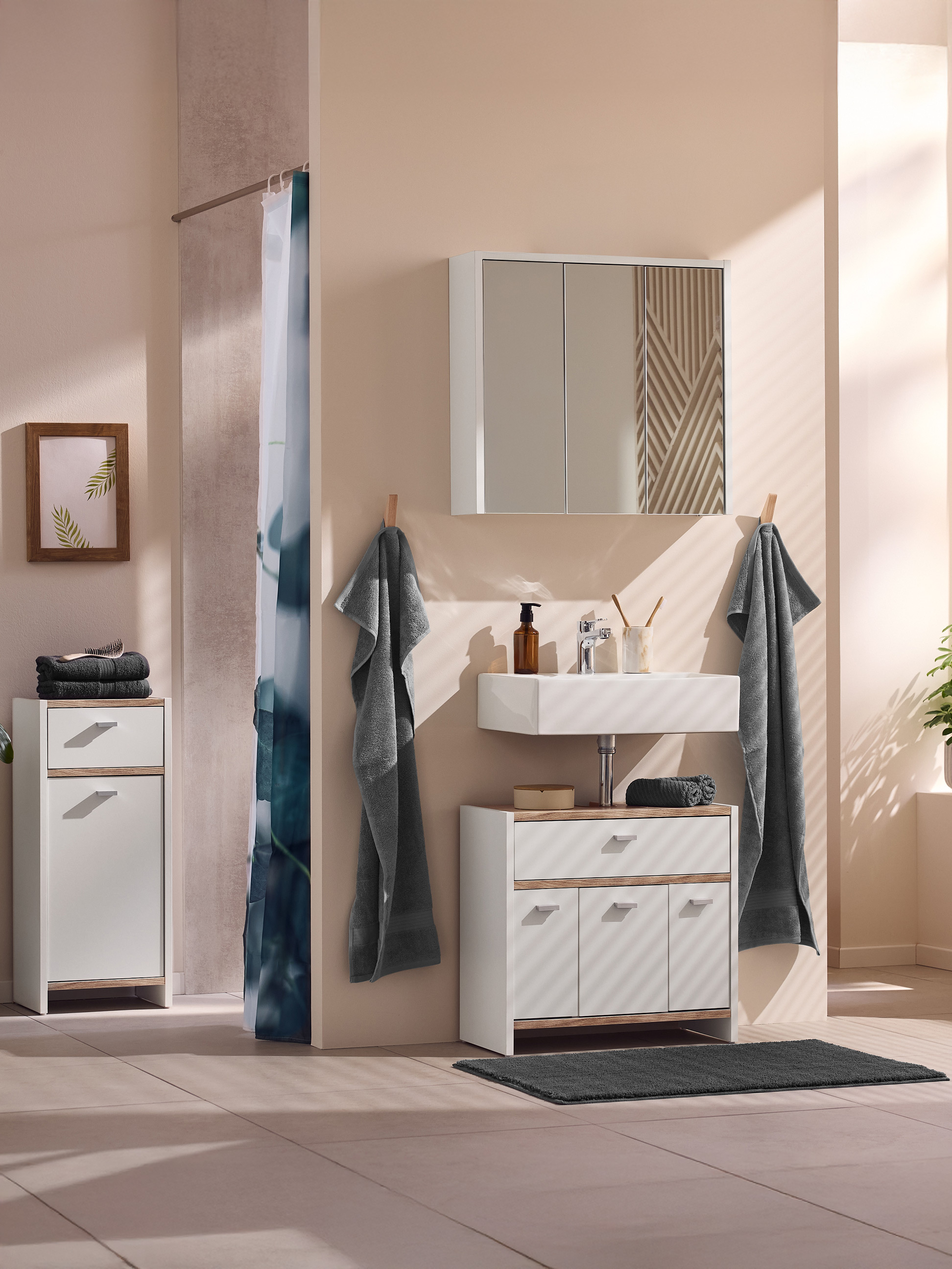 Salle de bain moderne avec meuble-lavabo blanc et bois, armoire à miroir et rideau de douche.