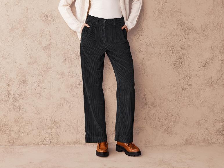 Pantalon en velours côtelé bleu foncé avec des chaussures brunes.