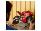 Un homme tient une moto rouge Ducati Panigale V4 en briques de construction, avec un panneau d'information.
