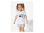 Pyjama enfant avec t-shirt blanc à imprimé tropical et short rayé.