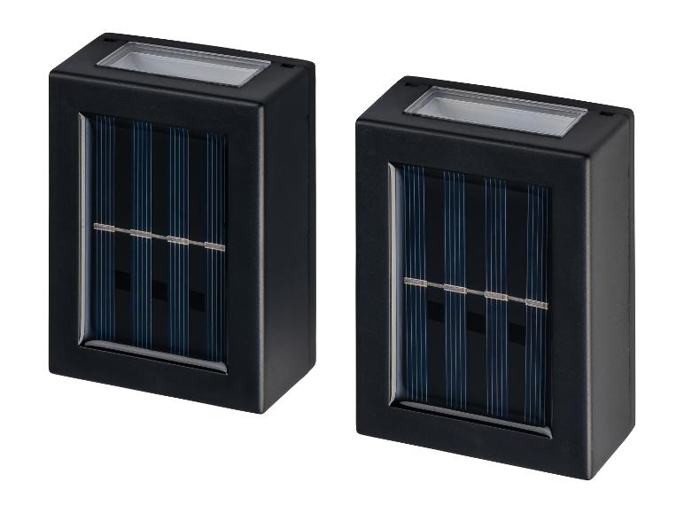 Deux lampes solaires d'extérieur noires avec panneaux solaires