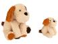 Deux chiens en peluche beiges et bruns sont assis sur un fond blanc.
