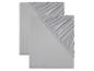 Deux draps-housses gris clair.