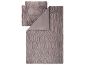 Parure de lit gris taupe avec housse de couette et deux taies d'oreiller à effet froissé.