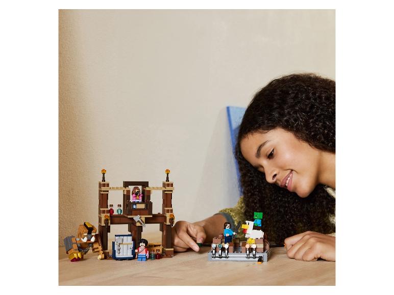 Fille jouant avec un ensemble de construction avec des figurines et des bâtiments.