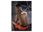 Homme avec un appareil de massage Therabody sur le dos