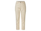 Jean beige avec des coutures contrastantes.