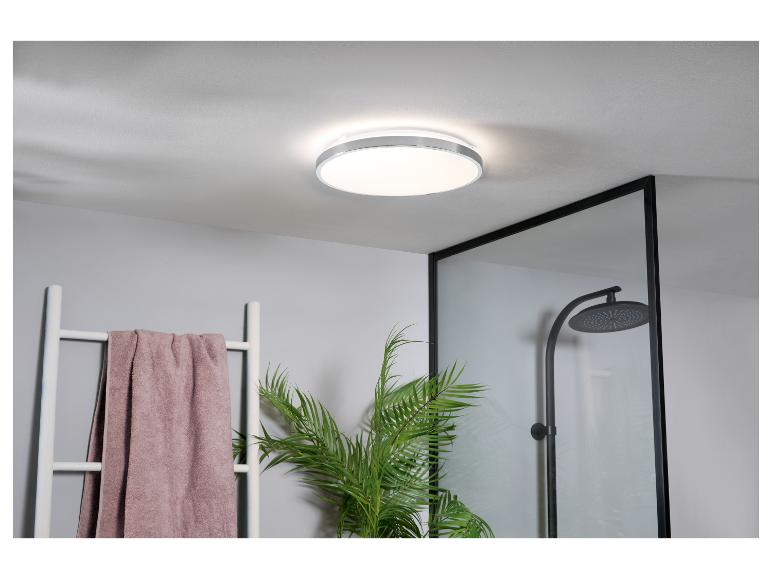 Élégant plafonnier LED dans une salle de bain moderne.