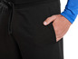 Pantalon de survêtement noir avec un haut bleu à manches longues.