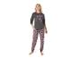Une femme en pyjama gris avec un imprimé Bambi et un pantalon rayé.