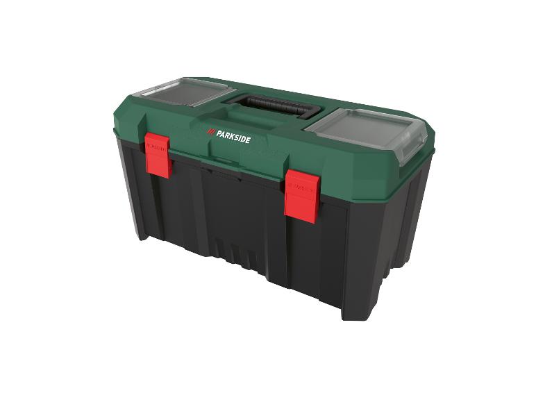 Boîte à outils verte et noire avec des loquets rouges et des compartiments transparents sur le couvercle.