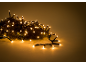 Guirlande lumineuse de Noël LED blanc chaud sur une guirlande de sapin vert foncé.