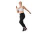 Femme courant en leggings noirs et soutien-gorge de sport.