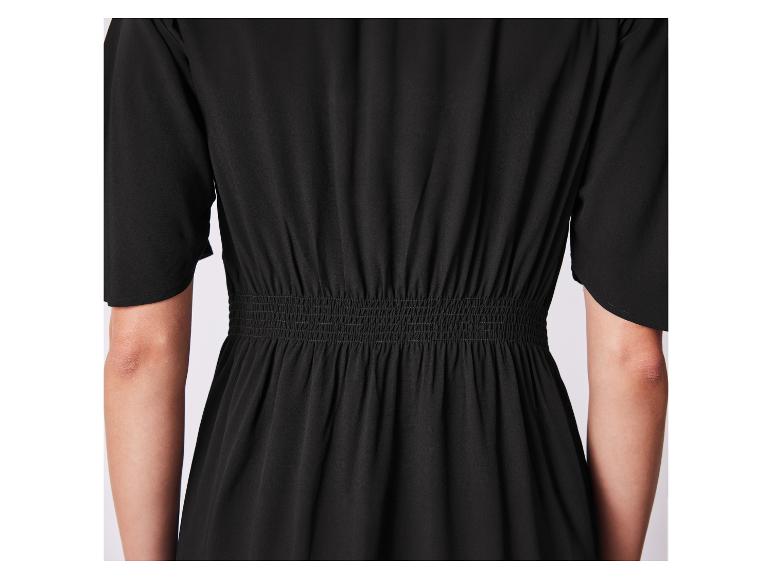 Robe noire avec taille élastique.