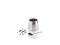Une cafetière en argent avec du café moulu et des grains de café.