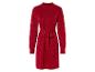 Une robe rouge à paillettes avec des manches longues et une ceinture.