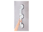 Installation d'une barre d'appui de douche blanche en trois parties sur un mur.