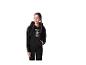 Une femme portant un sweat-shirt à capuche noir avec un imprimé Wednesday Addams.