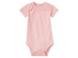 Un body bébé rose à manches courtes.