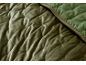 Couverture matelassée vert olive avec bordure verte et motif carré