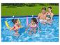 Famille se relaxant dans une piscine avec des nouilles de piscine.