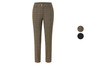 Pantalon beige à carreaux.