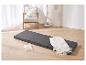Matelas tri-pliants gris foncé, parfaits pour un confort supplémentaire.