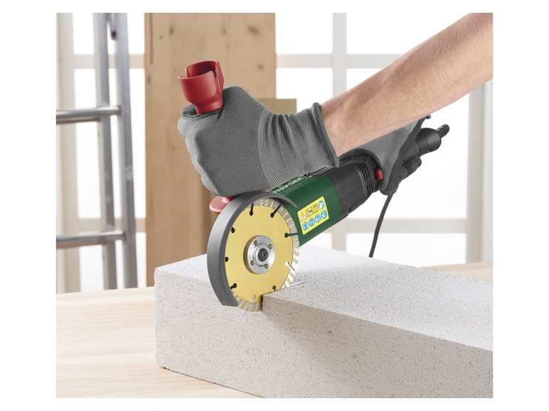 Une meuleuse d'angle Parkside coupant un bloc de béton.