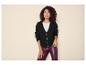 Femme en cardigan noir, haut blanc et pantalon bordeaux en similicuir.