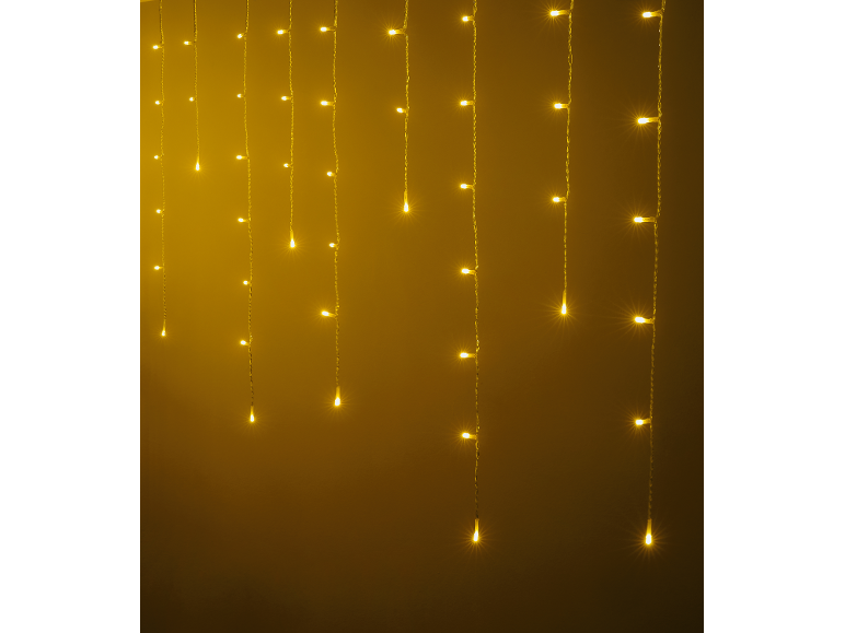 Guirlande lumineuse LED jaune suspendue verticalement sur un fond sombre.