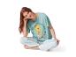 Femme assise en pyjama Tweety Looney Tunes.
