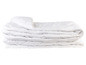 Une couette blanche matelassée, pliée.