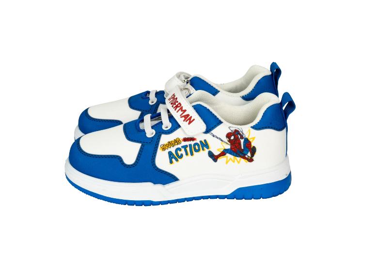 Paire de baskets enfant blanches et bleues avec un graphique de super-héros et le texte « SWING INTO ACTION ».