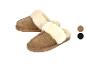 Chaussons marrons avec fausse fourrure blanche et échantillons de couleurs marron et noir.