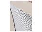 Détail d'une surface en maille fine avec un fond beige, peut-être un filtre ou un écran.