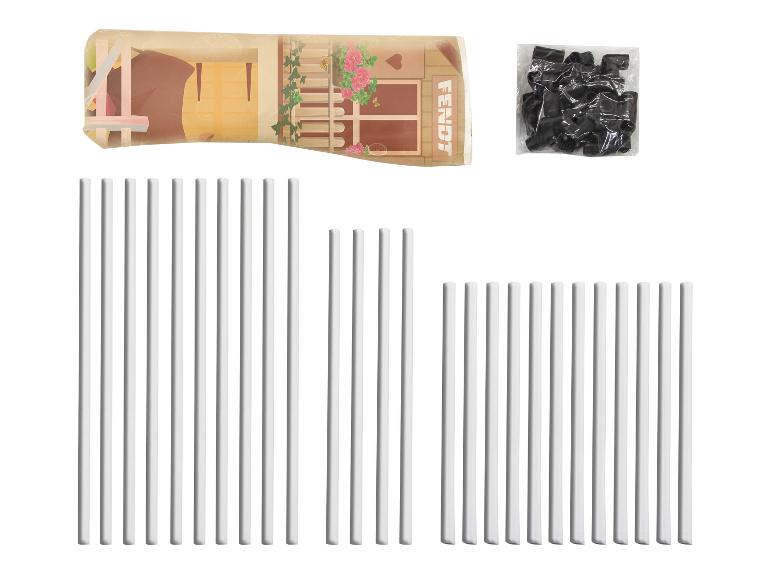 Housse en tissu pour maisonnette avec poteaux et connecteurs pour l'assemblage.