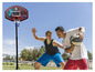 Deux hommes jouent au basket-ball avec un panier LA Sport.