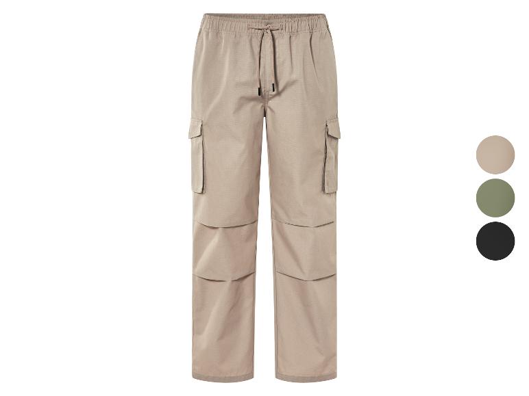 Pantalon cargo beige avec cordon de serrage à la taille.