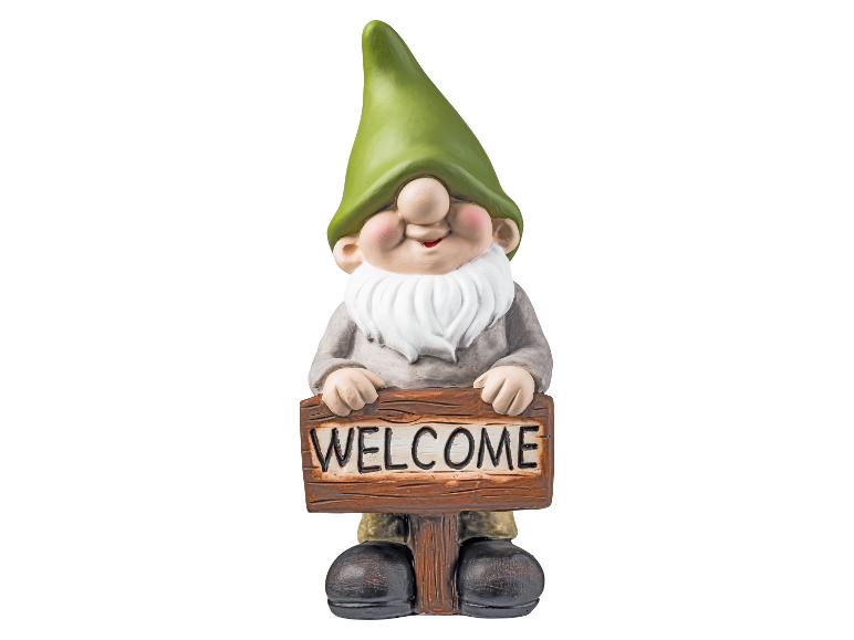 Nain de jardin avec un panneau en bois 'WELCOME'.