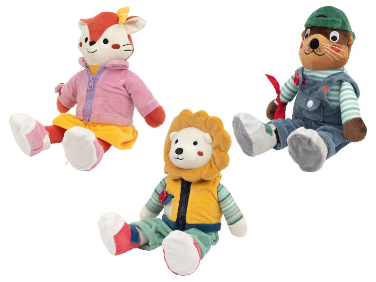 Peluches animaux habillés : renard, loutre et lion.