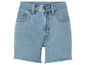 Short en jean bleu clair avec des franges.