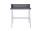 Bureau gris et blanc avec séparateur d'écran.