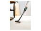 Aspirateur à main sans fil nettoyant des copeaux de bois dans un atelier.