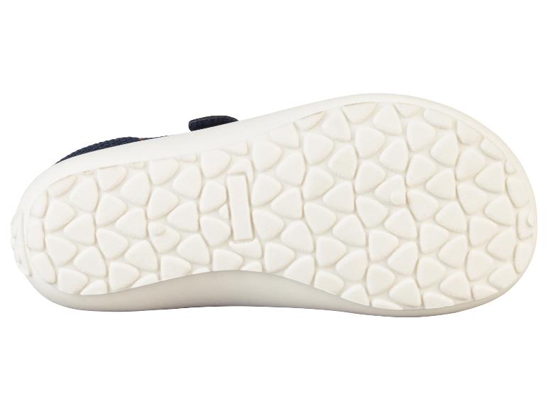 Semelles de chaussures pour enfants, détail de la semelle.