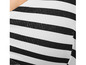 Gros plan sur le haut d'un bikini à rayures noires et blanches.