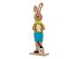 Un lapin de Pâques en bois avec un œuf de Pâques et un seau.