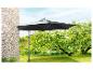Parasol de jardin gris foncé, fixé au mur, dans un jardin verdoyant.