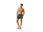 Un homme en short de bain à imprimé tropical et tongs.